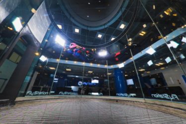 フライステーションでインドアスカイダイビングを体験するには